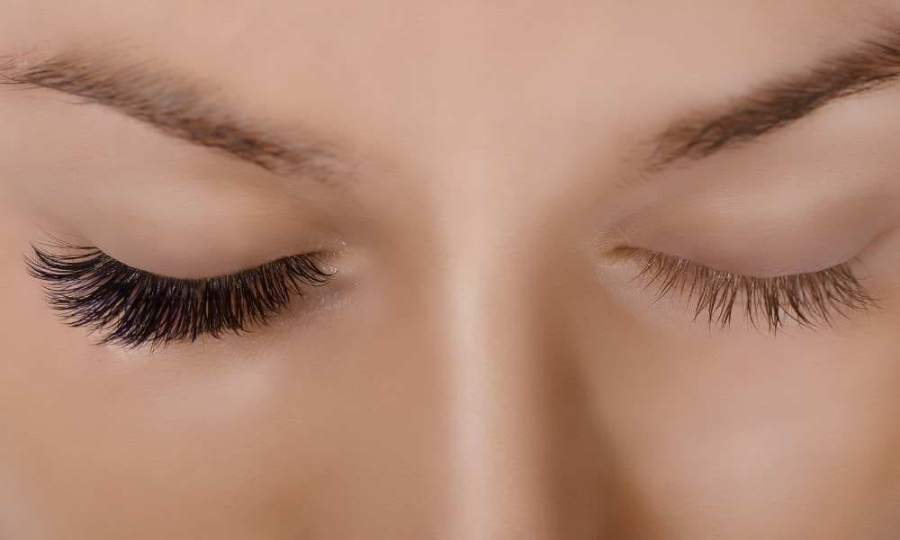 How to remove lash extensions safely without damaging natural lashes