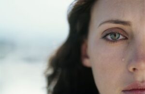 Many people wonder, “does crying make your eyelashes longe?” because lashes often appear darker, fuller, or more noticeable after crying.
