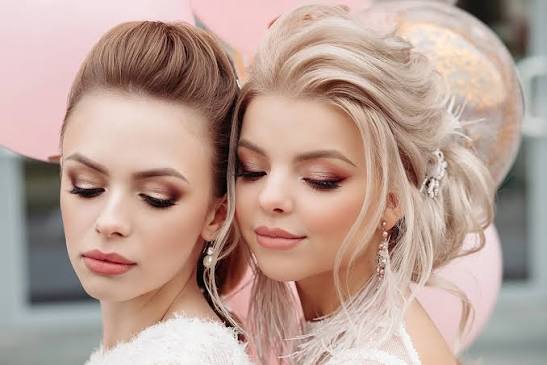 Bridesmaids with soft glam lash and makeup looks for wedding photos