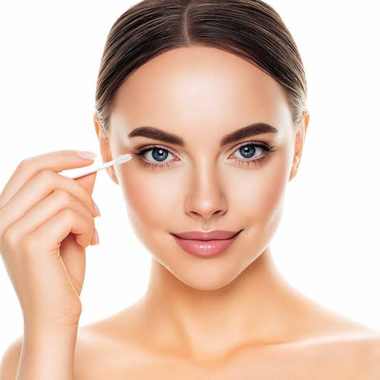 Làm sạch mi giả thuần chay đúng cách bằng tăm bông
